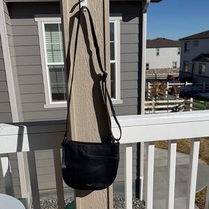 NWOT Radley London Pockets 2.0 leather zip-top crossbody bag in black.